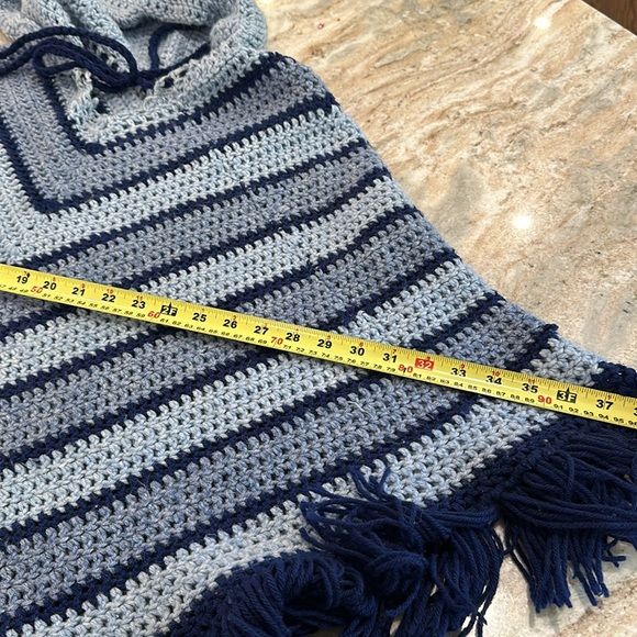 70's Crochet Poncho - Picture 5 of 9